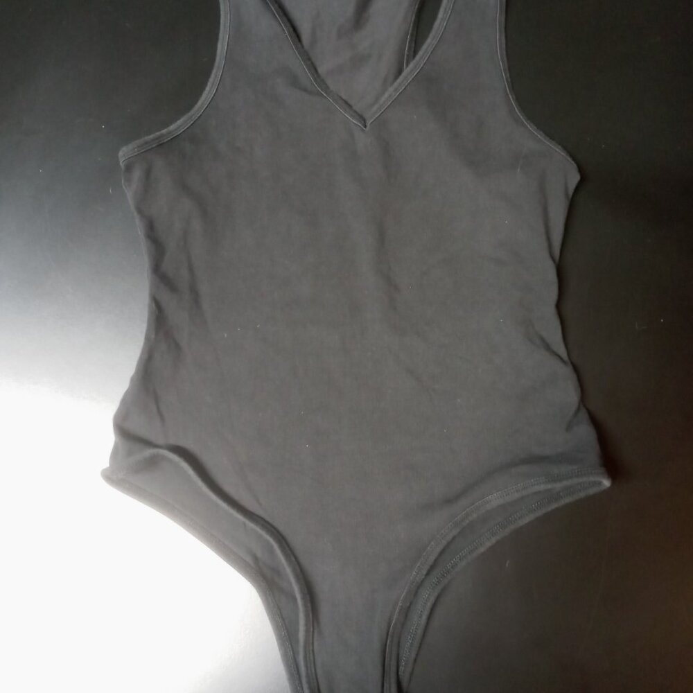 👻3 for $15 Mix & Match👻 EUC Black SUNRO V-Neck Tank Top Body Suit